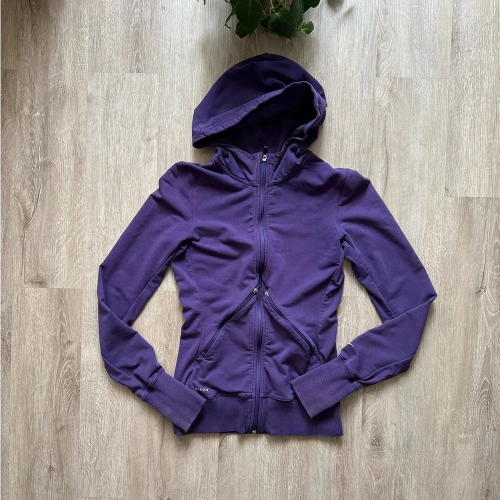 Vintage y2k Nike Purple Zip Hoodie with thumb holes.